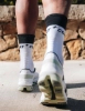 COMPRESSPORT Skarpetki kompresyjne do biegania MID COMPRESSION SOCKS V2.0 white/black