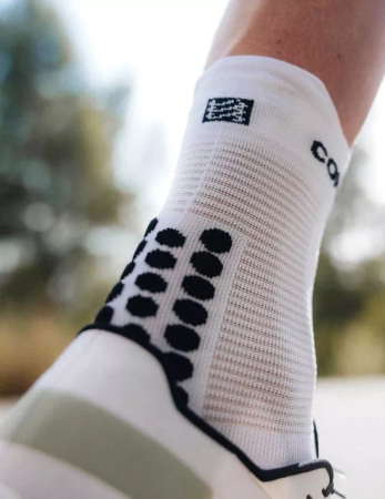COMPRESSPORT Skarpetki do biegania wysokie PRORACING SOCKS V4 RUN HIGH white/black