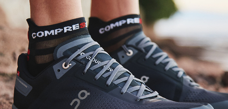 COMPRESSPORT Skarpetki do biegania PRORACING SOCKS V4 ULTRALIGHT RUN LOW black/red