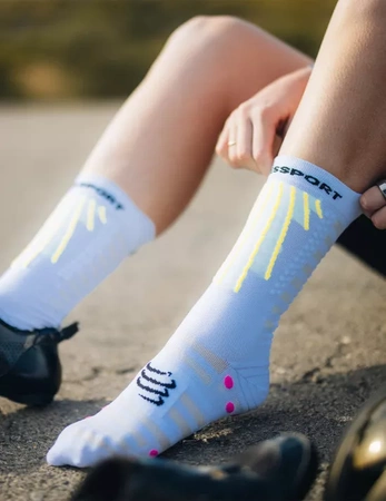 COMPRESSPORT Skarpetki rowerowe AERO SOCKS white/safe yellow/neo pink