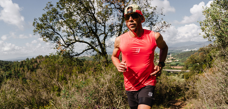 COMPRESSPORT Koszulka biegowa męska TRAIL RACING TANK fluo red