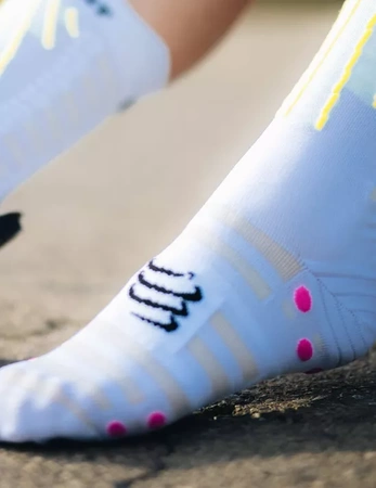 COMPRESSPORT Skarpetki rowerowe AERO SOCKS white/safe yellow/neo pink