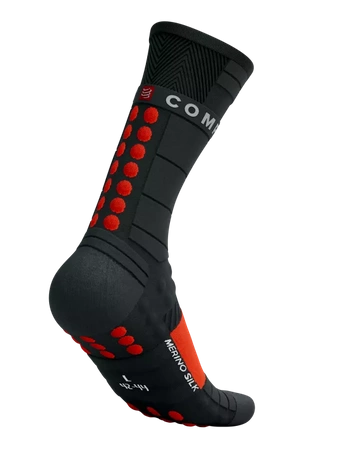 COMPRESSPORT Skarpetki biegowe zimowe PRO RACING SOCKS WINTER RUN black/high risk red