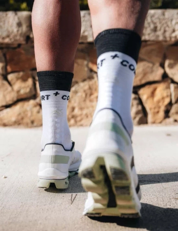COMPRESSPORT Skarpetki kompresyjne do biegania MID COMPRESSION SOCKS V2.0 white/black